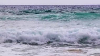 Nai Thon Naithon Sahili turkuaz berrak su ve Phuket adası Tayland 'daki Sakhu Thalang' da dalgalarla dolu güzel bir rüya körfezi..