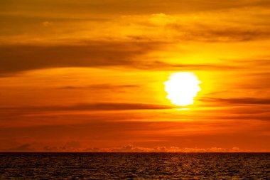 Phuket adası Tayland 'da Sakhu Thalang' daki Naithon Nai thon plajında tropikal doğada sarı turuncu, plajda altın rengi günbatımı..