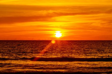 Phuket adası Tayland 'da Sakhu Thalang' daki Naithon Nai thon plajında tropikal doğada sarı turuncu, plajda altın rengi günbatımı..