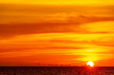 Phuket adası Tayland 'da Sakhu Thalang' daki Naithon Nai thon plajında tropikal doğada sarı turuncu, plajda altın rengi günbatımı..