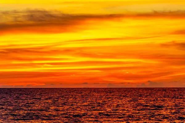 Beautiful Stunning Colorful Golden Sunset Yellow Orange Red Beach Panorama — Stock Photo, Image