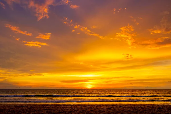 在东南亚的泰国普吉岛Sakhu Thalang的Naithon Nai Thon海滩 美丽夺目的五彩缤纷的金色落日 黄橙红色紫色粉红的海滩全景 — 图库照片