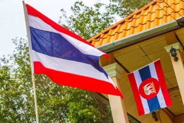 Güney Asya 'daki Phuket Adası Tayland' da Sakhu Thalang 'da kırmızı mavi renkte Tayland bayrağı dalgalanmaktadır..