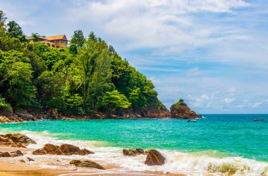 Nai Thon Naithon Sahili 'ndeki muhteşem gizli muz plajı ve manzara manzarası turkuaz berrak su ve Güney Asya' daki Tayland Phuket Adası 'nda dalgalarla dolu güzel bir rüya sahili..