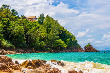 Nai Thon Naithon Sahili 'ndeki muhteşem gizli muz plajı ve manzara manzarası turkuaz berrak su ve Güney Asya' daki Tayland Phuket Adası 'nda dalgalarla dolu güzel bir rüya sahili..