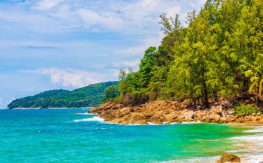 Nai Thon Naithon Sahili 'ndeki muhteşem gizli muz plajı ve manzara manzarası turkuaz berrak su ve Güney Asya' daki Tayland Phuket Adası 'nda dalgalarla dolu güzel bir rüya sahili..