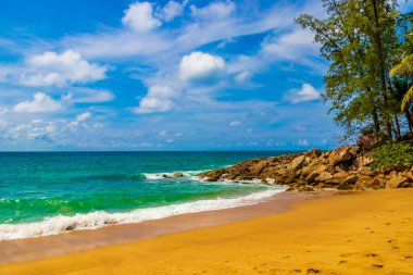 Nai Thon Naithon Sahili 'ndeki muhteşem gizli muz plajı ve manzara manzarası turkuaz berrak su ve Güney Asya' daki Tayland Phuket Adası 'nda dalgalarla dolu güzel bir rüya sahili..