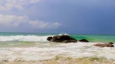 Nai Thon Naithon Sahili turkuaz berrak su ve Phuket adası Tayland 'daki Sakhu Thalang' da dalgalarla dolu güzel bir rüya körfezi..