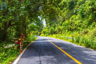 Manzara ve şehir manzarası sokak arabalarıyla evler orman ormanı ve Güneydoğu Asya 'daki Phuket Adası Tayland' daki Naithon Sahili 'nde dağ evleri inşa ediliyor..