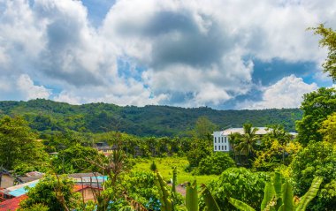 Manzara ve şehir manzarası sokak arabalarıyla evler orman ormanı ve Güneydoğu Asya 'daki Phuket Adası Tayland' daki Naithon Sahili 'nde dağ evleri inşa ediliyor..