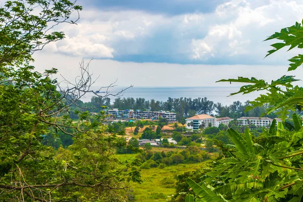 Landschafts Und Stadtbild Panorama Mit Straßenbahnen Gebäude Häuser Dschungel Natur — Stockfoto