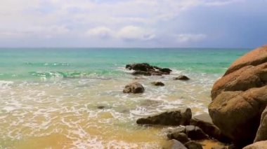 Nai Thon Naithon Sahili Körfezi ve manzara manzarası turkuaz berrak su ve Phuket Adası Tayland 'da, Güney Asya' da Sakhu Thalang 'da dalgalar ile güzel bir rüya sahili..