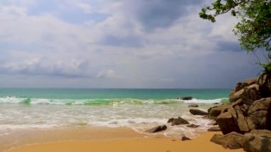 Nai Thon Naithon Sahili Körfezi ve manzara manzarası turkuaz berrak su ve Phuket Adası Tayland 'da, Güney Asya' da Sakhu Thalang 'da dalgalar ile güzel bir rüya sahili..