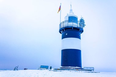 Soğuk kış mevsiminde Wremen Cuxhaven Aşağı Saksonya Almanyası 'nda donmuş nehir kıyısındaki hendekte buzlar, kasvetli atmosferde kara buzlar yüzüyor..
