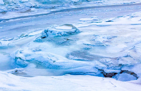 Bevroren Meer Rivierzee Dijk Met Gebroken Sneeuwijsschotels Zwart Ijs Met — Stockfoto