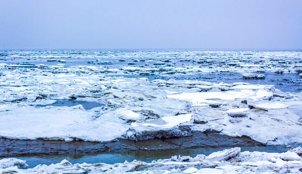 Bevroren Meer Rivierzee Dijk Met Gebroken Sneeuwijsschotels Zwart Ijs Met — Stockfoto