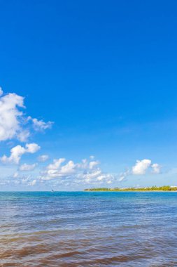 Playa del Carmen Mexico 'da berrak turkuaz mavi suyu olan tropik Meksika sahili manzarası..