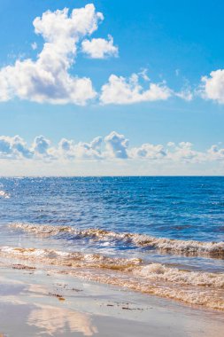 Playa del Carmen Mexico 'da berrak turkuaz mavi suyu olan tropik Meksika sahili manzarası..