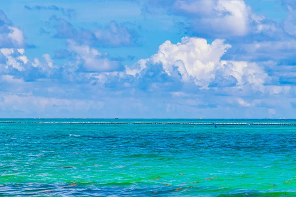 Playa del Carmen Mexico 'da berrak turkuaz mavi suyu olan tropik Meksika sahili manzarası..