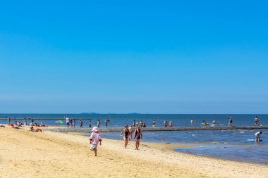 Cuxhaven Almanya 27. Haziran 2010 Seascape plajı ve Wursten Cuxhaven Aşağı Saksonya Almanya 'sında Kuzey Denizi kıyısında mavi gökyüzü ile yürüyüş yapan çamur düzlükleri.