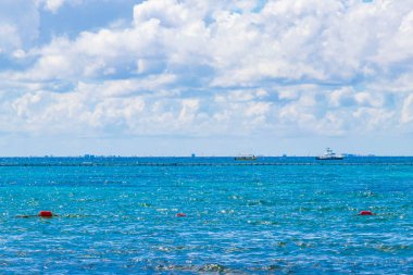 Playa 88 ve Playa del Carmen Quintana Roo Meksika 'daki Punta Esmeralda' dan tropikal Meksika sahili manzaralı rıhtımda vapur vapuru iskelesi ve limanı..