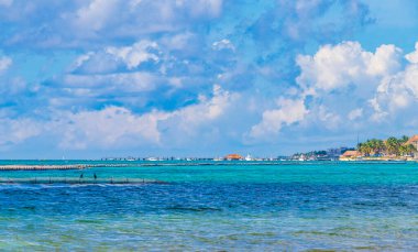 Playa del Carmen Mexico 'da berrak turkuaz mavi suyu olan tropik Meksika sahili manzarası..