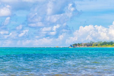 Playa del Carmen Mexico 'da berrak turkuaz mavi suyu olan tropik Meksika sahili manzarası..