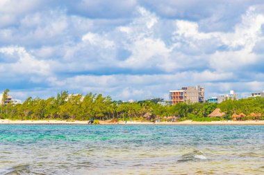 Playa del Carmen Mexico 'da berrak turkuaz mavi suyu olan tropik Meksika sahili manzarası..