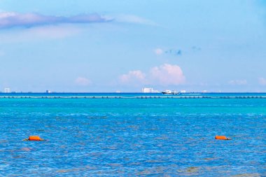 Playa del Carmen Quintana Roo Meksika 'da berrak turkuaz mavi suyla Cozumel Adası manzaralı tropik Meksika plajı manzarası.