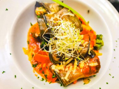 Playa del Carmen Quintana Roo Meksika 'daki PapaCharly Papa Charly restoranında gurme vejetaryen yemeği ve içecek içeren beyaz tabak..