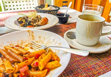 Playa del Carmen Quintana Roo Mexico 'daki PapaCharly Papa Charly restoranında bir fincan siyah americano kahveli ekmek suyu yemeği ve içecek..