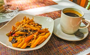 Playa del Carmen Quintana Roo Mexico 'daki PapaCharly Papa Charly restoranında bir fincan siyah americano kahveli ekmek suyu yemeği ve içecek..