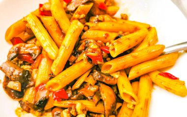 Playa del Carmen Quintana Roo Mexico 'daki PapaCharly Papa Charly restoranında beyaz tabak Tayland makarnası yemek ve içecek..