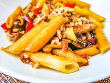 Playa del Carmen Quintana Roo Mexico 'daki PapaCharly Papa Charly restoranında beyaz tabak Tayland makarnası yemek ve içecek..