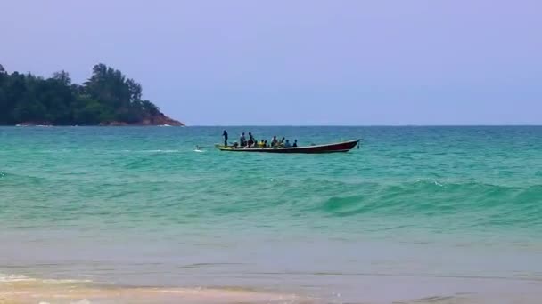 在东南亚的泰国普吉岛的Sakhu Thalang Nai Thon Naithon海滩的小船和风景秀丽的梦幻海滩 碧绿清澈的海水和波浪 — 图库视频影像