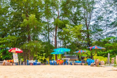 Naiyang Sahili Körfezi ve manzara manzarası turkuaz berrak su ve Phuket Adası Tayland 'daki Sakhu Thalang' da dalgalarla dolu güzel bir rüya sahili..