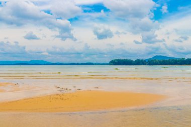 Naiyang Sahili Körfezi ve manzara manzarası turkuaz berrak su ve Phuket Adası Tayland 'daki Sakhu Thalang' da dalgalarla dolu güzel bir rüya sahili..