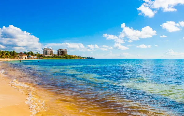 墨西哥普莱亚德尔卡门的热带墨西哥海滩景观全景和蓝水蓝绿色的加勒比海 — 图库照片