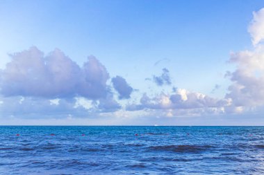 Playa del Carmen Quintana Roo Meksika 'da berrak turkuaz mavi suyla Cozumel Adası manzaralı tropik Meksika plajı manzarası.