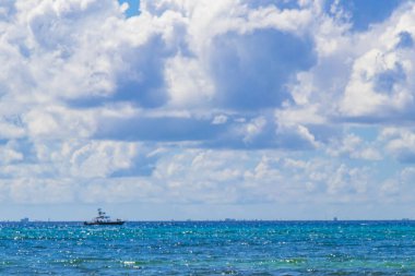 Playa 88 ve Playa del Carmen Quintana Roo Meksika 'daki Punta Esmeralda' dan tropikal Meksika sahili manzaralı rıhtımda vapur vapuru iskelesi ve limanı..