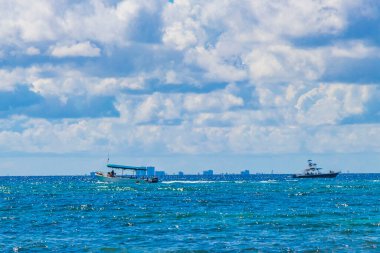 Playa 88 ve Playa del Carmen Quintana Roo Meksika 'daki Punta Esmeralda' dan tropikal Meksika sahili manzaralı rıhtımda vapur vapuru iskelesi ve limanı..