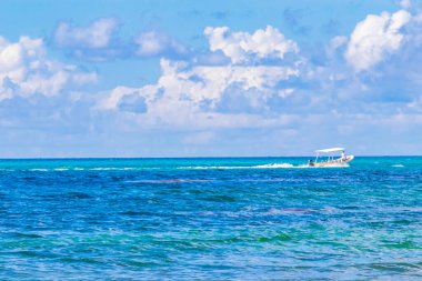 Playa 88 ve Playa del Carmen Quintana Roo Meksika 'daki Punta Esmeralda' dan tropikal Meksika sahili manzaralı rıhtımda vapur vapuru iskelesi ve limanı..