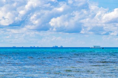 Playa 88 ve Playa del Carmen Quintana Roo Meksika 'daki Punta Esmeralda' dan tropikal Meksika sahili manzaralı rıhtımda vapur vapuru iskelesi ve limanı..