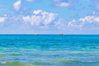 Playa 88 ve Playa del Carmen Quintana Roo Meksika 'daki Punta Esmeralda' dan tropikal Meksika sahili manzaralı rıhtımda vapur vapuru iskelesi ve limanı..