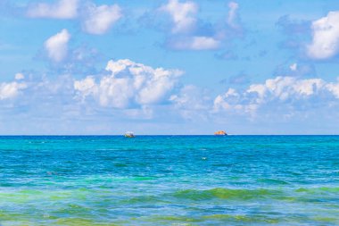 Playa 88 ve Playa del Carmen Quintana Roo Meksika 'daki Punta Esmeralda' dan tropikal Meksika sahili manzaralı rıhtımda vapur vapuru iskelesi ve limanı..