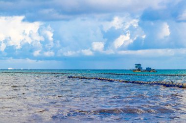 Playa 88 ve Playa del Carmen Quintana Roo Meksika 'daki Punta Esmeralda' dan tropikal Meksika sahili manzaralı rıhtımda vapur vapuru iskelesi ve limanı..