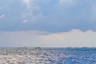 Playa 88 ve Playa del Carmen Quintana Roo Meksika 'daki Punta Esmeralda' dan tropikal Meksika sahili manzaralı rıhtımda vapur vapuru iskelesi ve limanı..