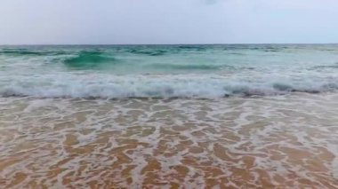 Nai Thon Naithon Sahili turkuaz berrak su ve Phuket adası Tayland 'daki Sakhu Thalang' da dalgalarla dolu güzel bir rüya körfezi..