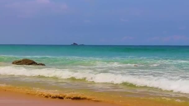 ナイトン ビーチ タイのプーケット島サク タランにあるターコイズブルーの澄んだ水と波が美しいドリーム ベイ東南アジア — ストック動画