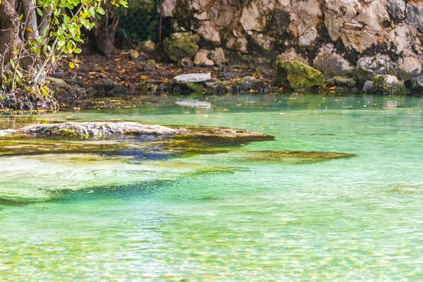 Liten Vacker Grotta Med Flod Och Turkosblått Vatten Vid Stranden — Stockfoto